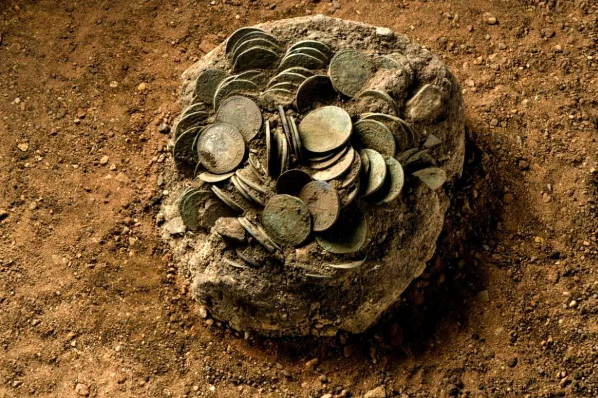 ماجرای کشف صد‌ها سکه تاریخی در یک گودال