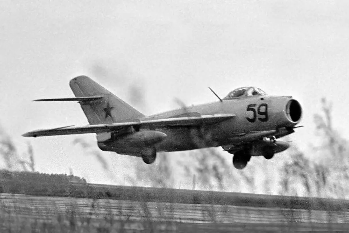 (تصویر) داستان سایدوایندر؛ از موشک پیشگام آمریکایی تا رهگیری پهپاد‌های حوثی