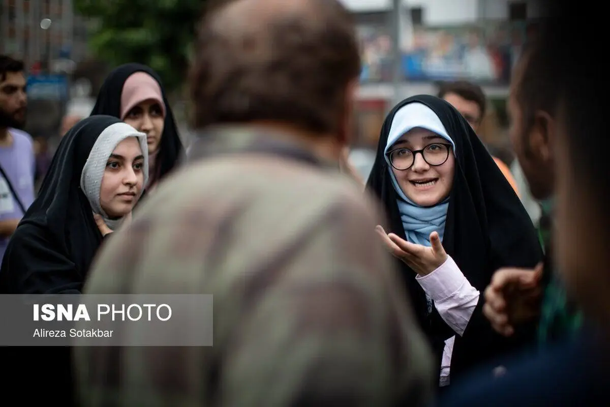 (تصاویر) تریبون آزاد دانشجو مردمی با موضوع مشارکت در انتخابات ریاست جمهوری