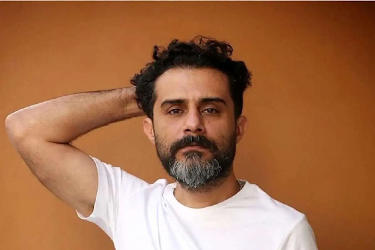 (تصویر) تیپ افغانستانی بازیگر مشهور «گاندو» در یک کافه