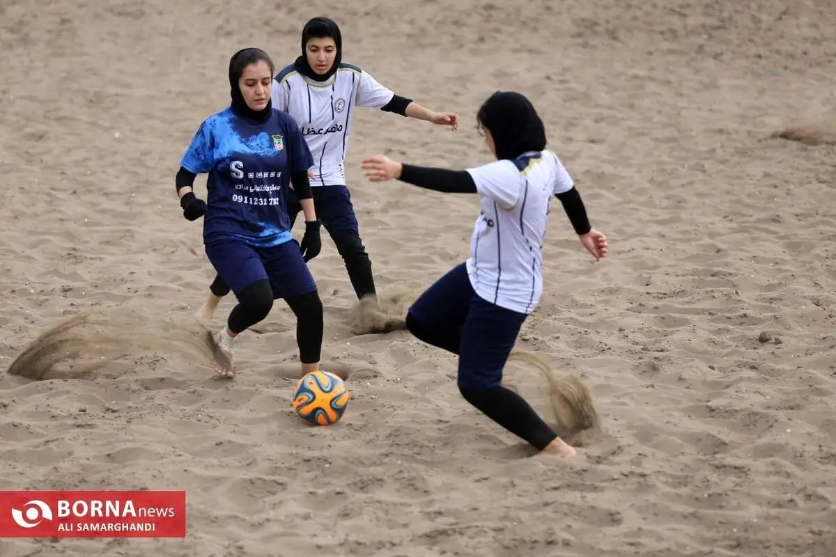(تصاویر) اولین دوره مسابقات فوتبال ساحلی بانوان در گیلان