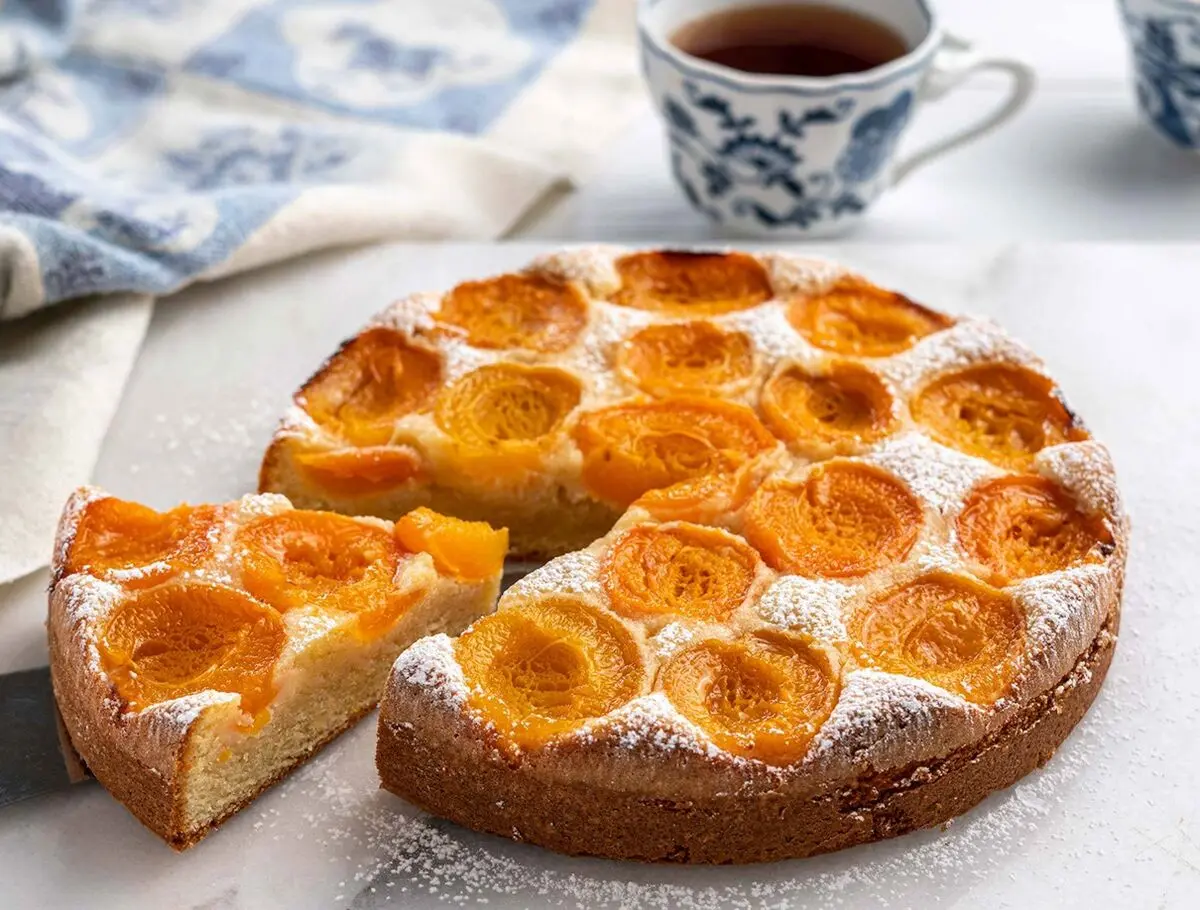 طرز تهیه کیک زردآلو با کرم مخصوص، یک عصرانه خاص و خوشمزه 