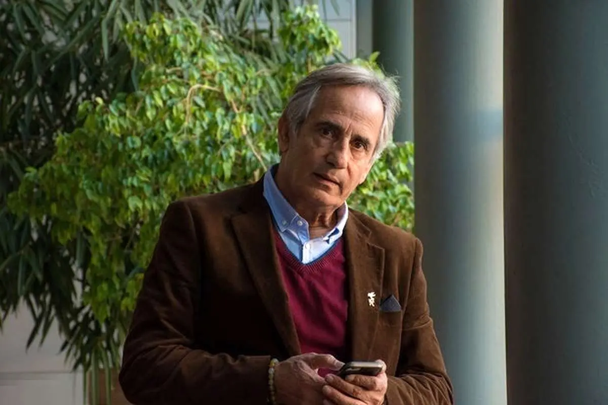 عکسی از مجید مظفری بازیگر سینما با ریش و مو‌های بلند در جوانی