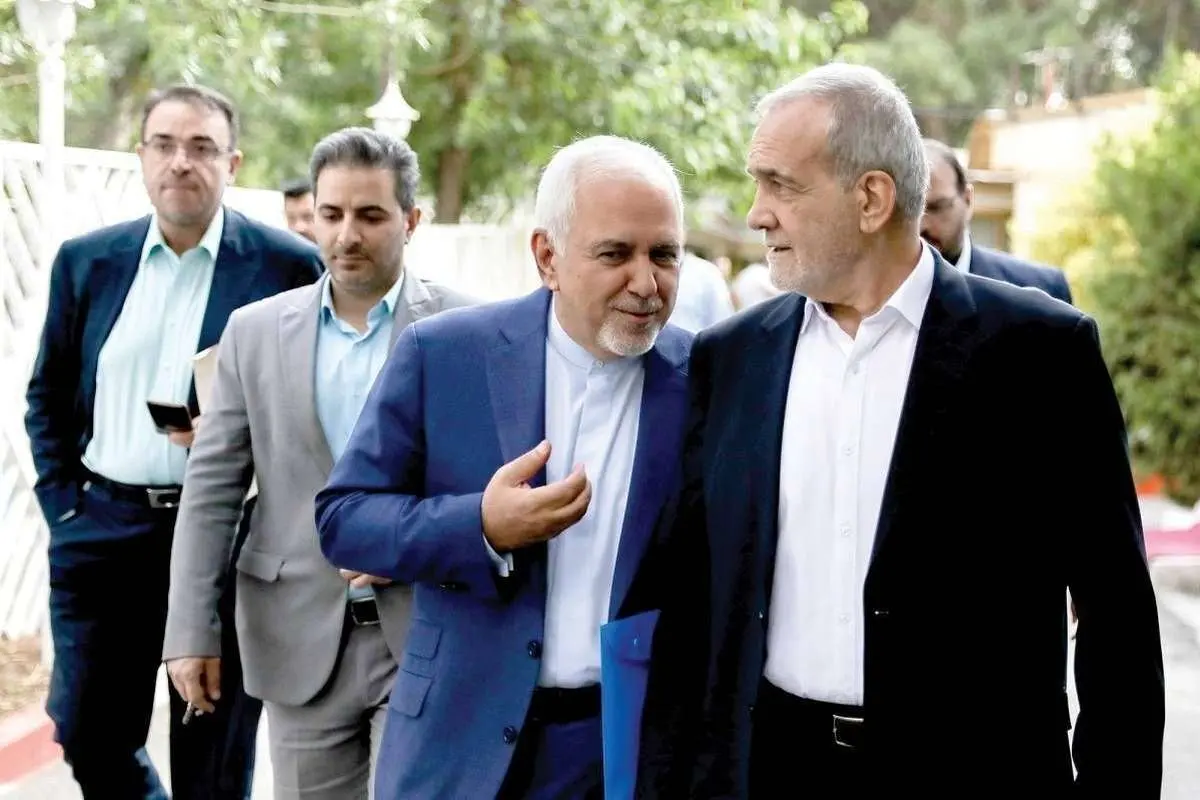 (تصویر) عکسی از پزشکیان و ظریف بر سر مزار شهدای پرواز هواپیمای اوکراین