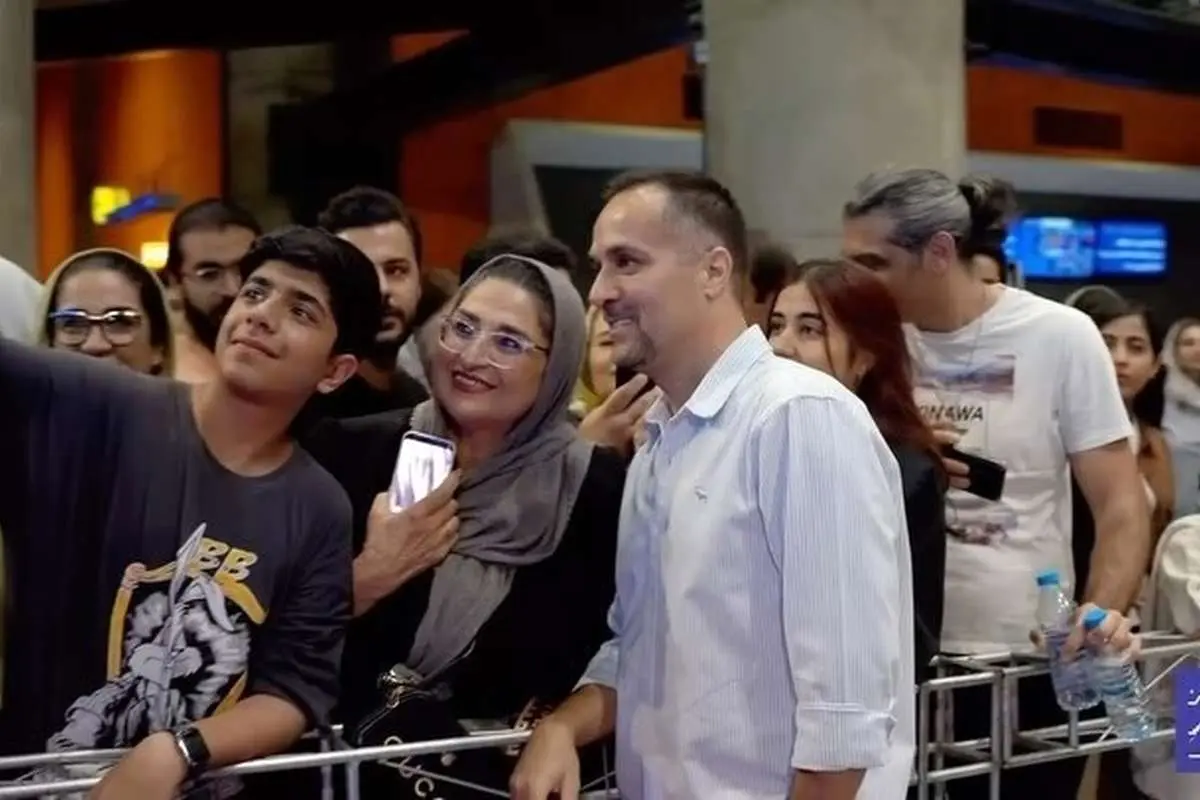 (ویدئو) استقبال پرشور شیرازیها از شبنم مقدمی و احمد مهرانفر