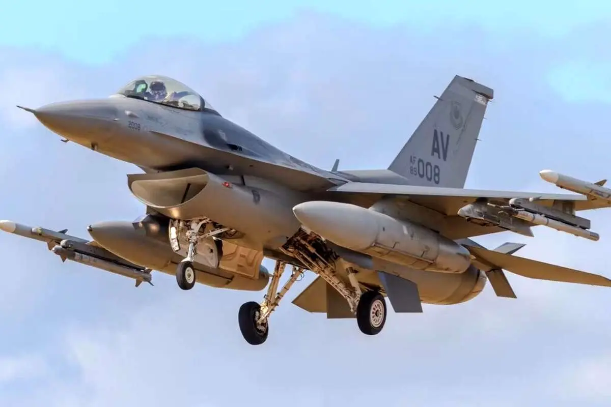 (تصاویر) تفاوت‌های کلیدی بین جنگنده‌های F-۱۶ و F-۲۲