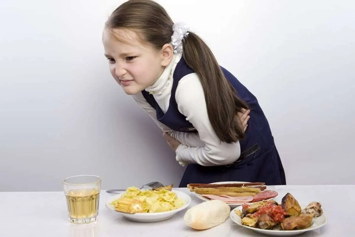 علائم مسومیت‌ غذایی در تابستان چیست؟ همراه درمان