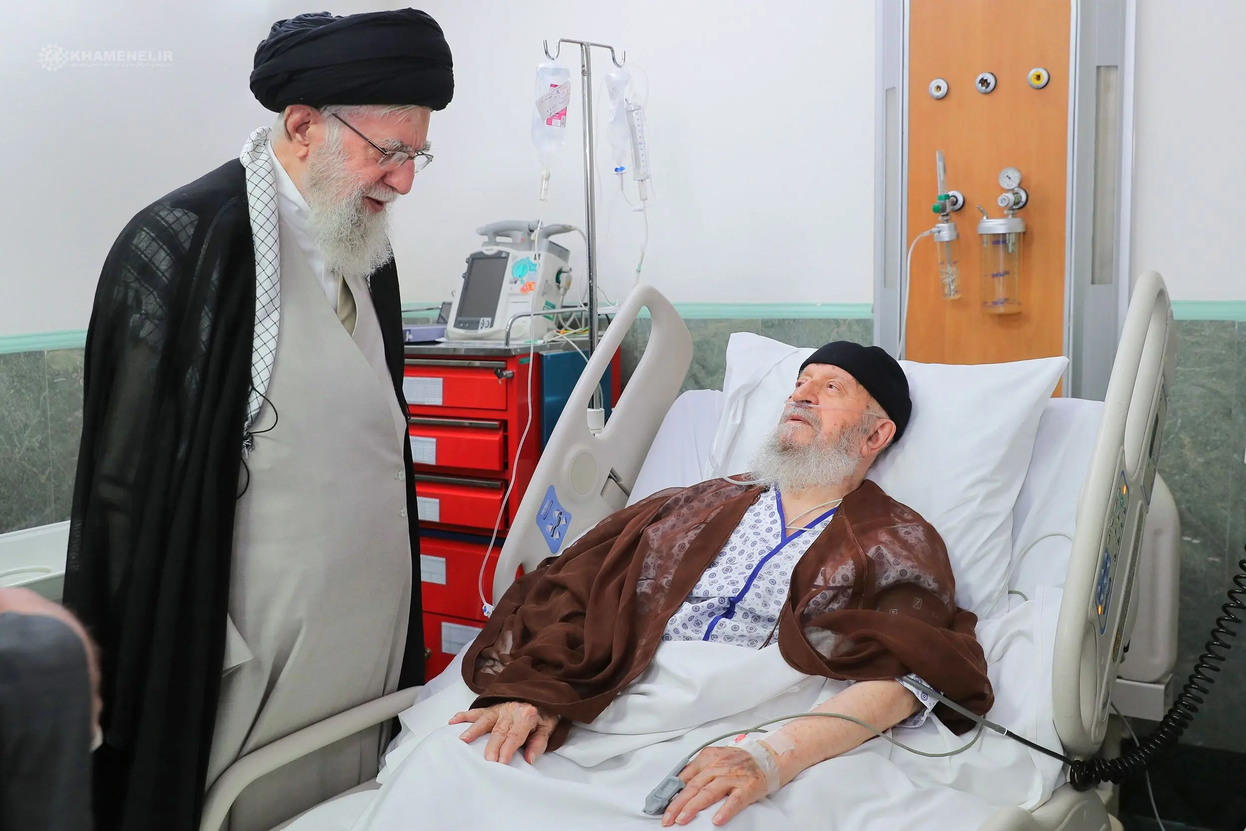 (عکس) عیادت رهبر انقلاب از آیت‌الله مکارم شیرازی