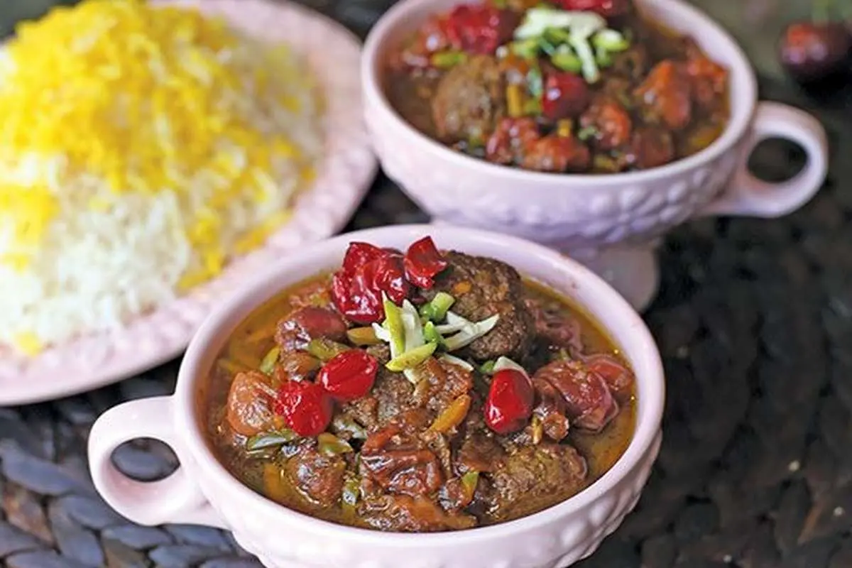 طرز تهیه خورش آلبالو با کوفته قلقلی، خورش خوشرنگ و خوشمزه فصل