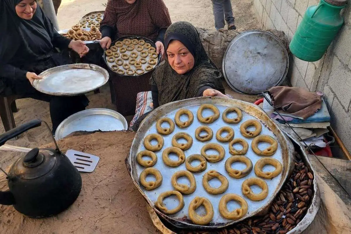(تصاویر) کیک پزی زنان آواره فلسطینی بر روی ویرانهها