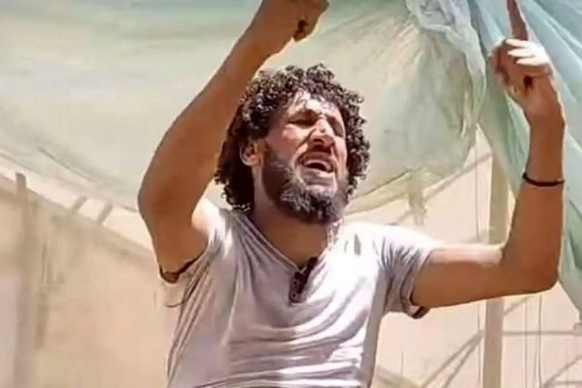 (ویدئو) مرد فلسطینی به شکم خود سنگ بست