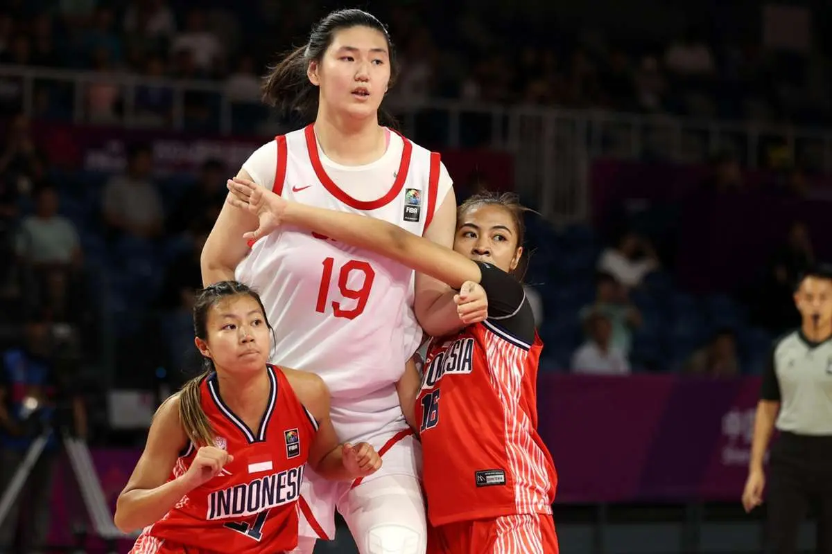 بسکتبالیست نوجوان با ۲ متر و ۱۳ سانتی متر بلندقد‌ترین زن جهان