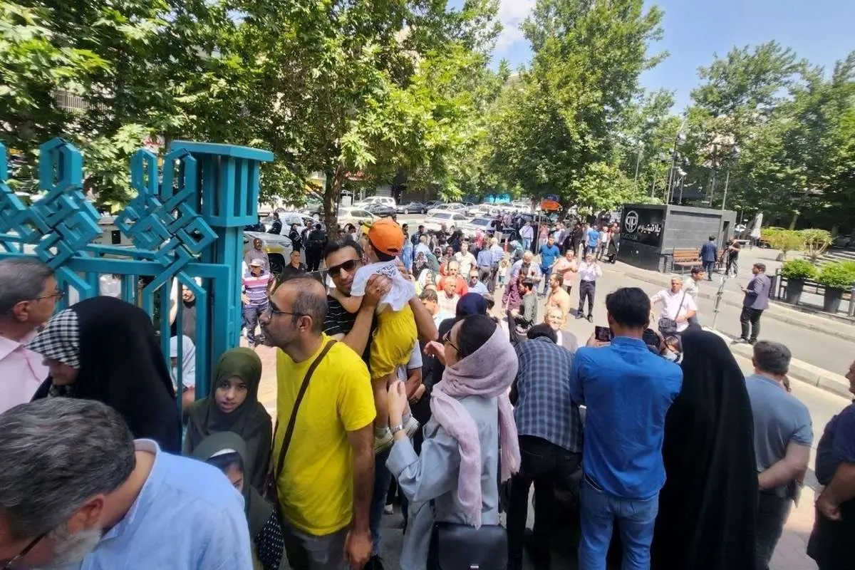 (ویدئو) صف طولانى راىگیری در حسینیه جماران