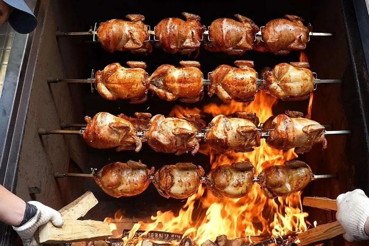 (ویدئو) غذای خیابانی در کره؛ تهیه مرغ کبابی با چوب بلوط در سئول