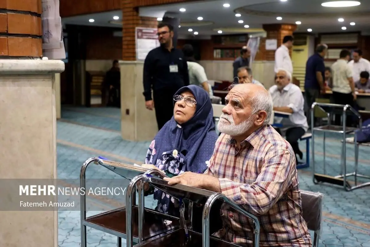 (تصاویر) آخرین ساعات انتخابات ریاست جمهوری در مسجد لولاگر