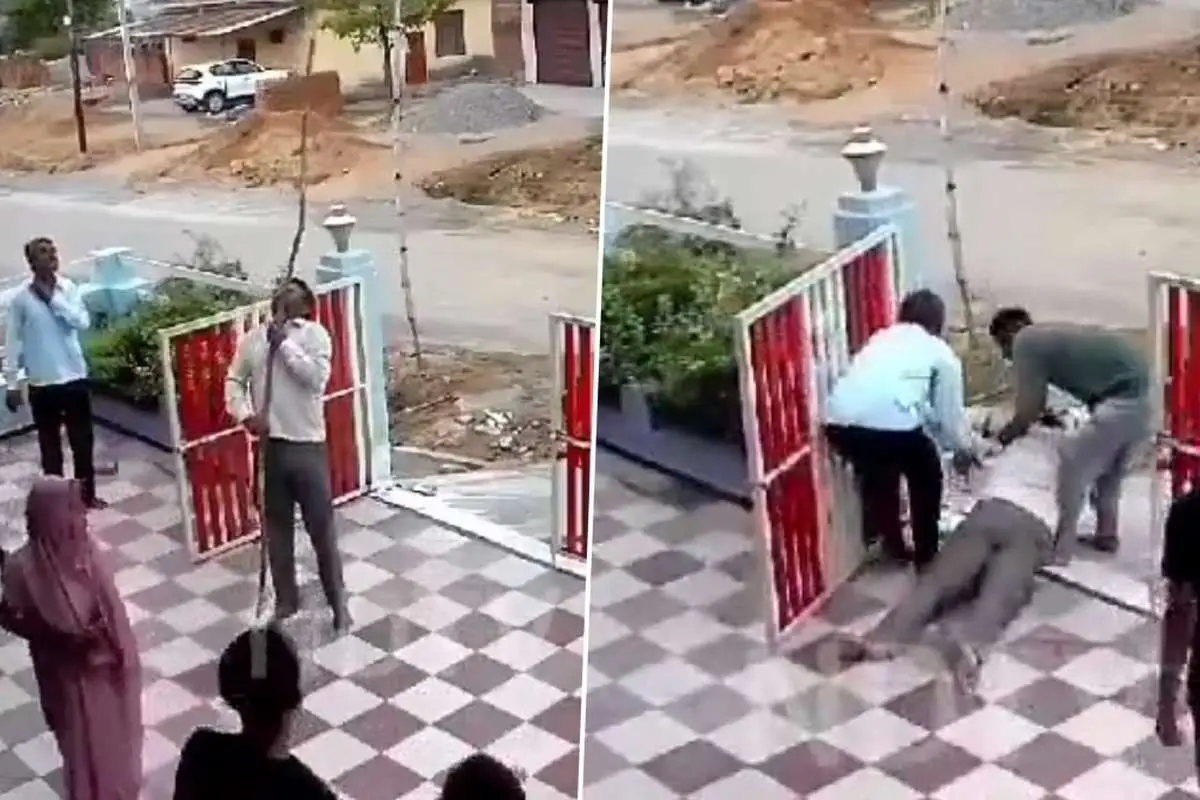 (ویدئو) لحظه هولناک برقگرفتگی یک مرد جوان مقابل خانهاش