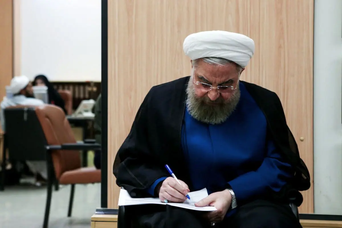 (عکس) حسن روحانی رأی خود را به صندوق انداخت