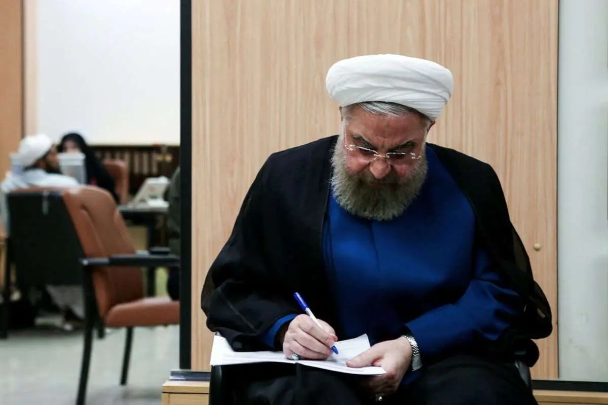 (عکس) حسن روحانی رأی خود را به صندوق انداخت