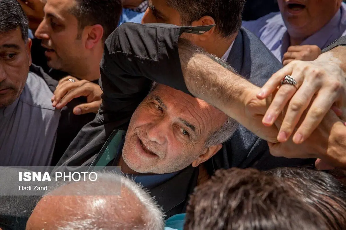 (تصاویر) حاشیه‌هایی از حضور مسعود پزشکیان و سعید جلیلی پای صندوق رأی