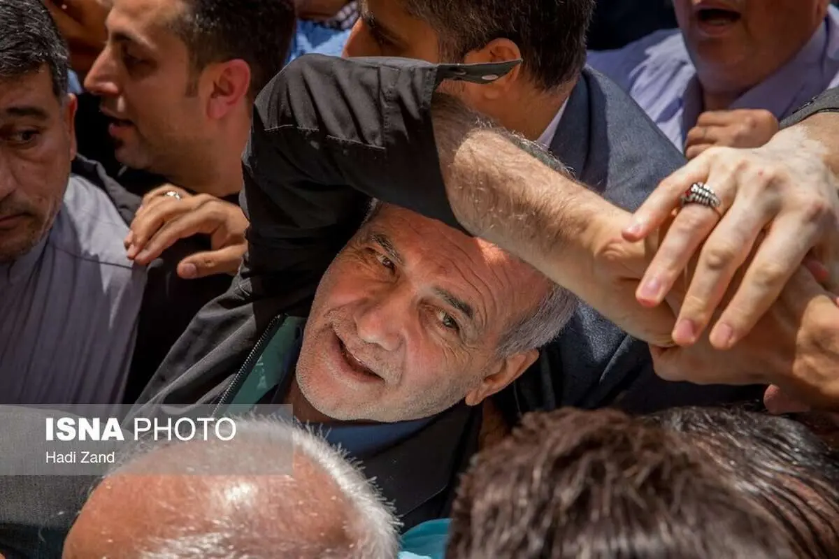 (تصاویر) حاشیههایی از حضور مسعود پزشکیان و سعید جلیلی پای صندوق رأی