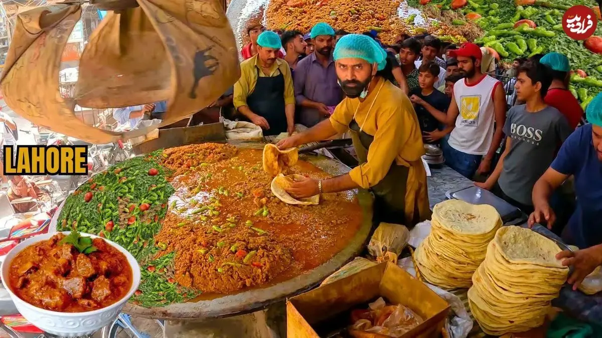 (ویدئو) غذای خیابانی در پاکستان؛ پخت یک غذای محبوب لاهوی با جگر گاو و بره