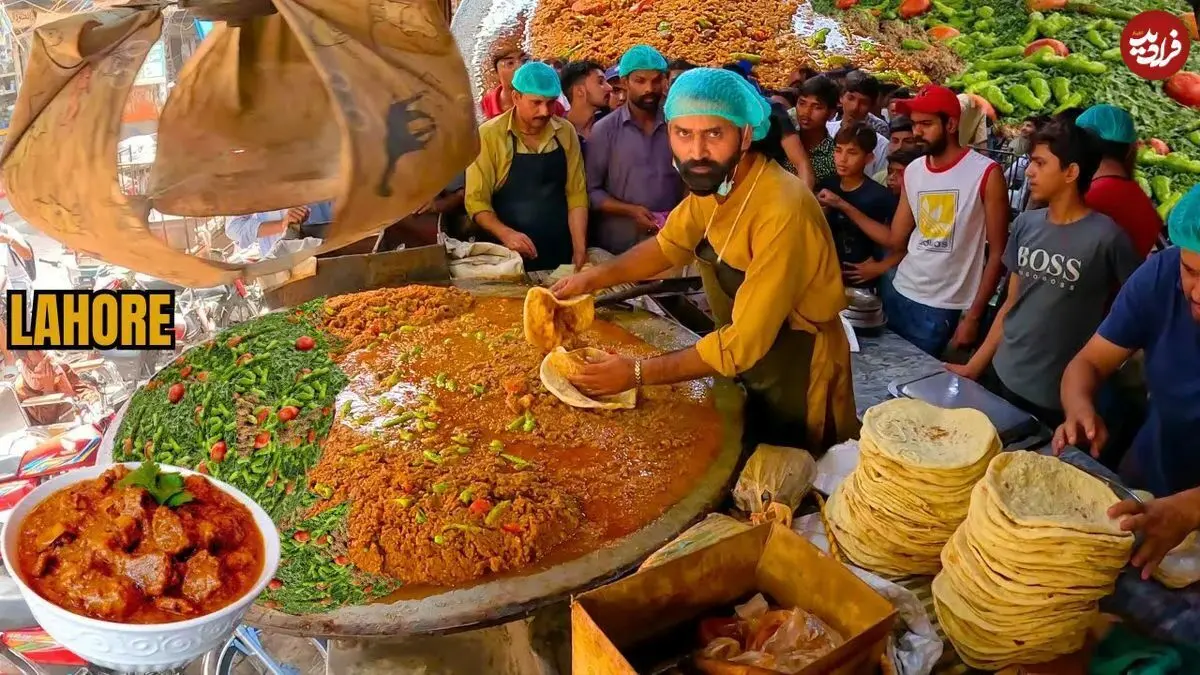 (ویدئو) غذای خیابانی در پاکستان؛ پخت یک غذای محبوب لاهوی با جگر گاو و بره