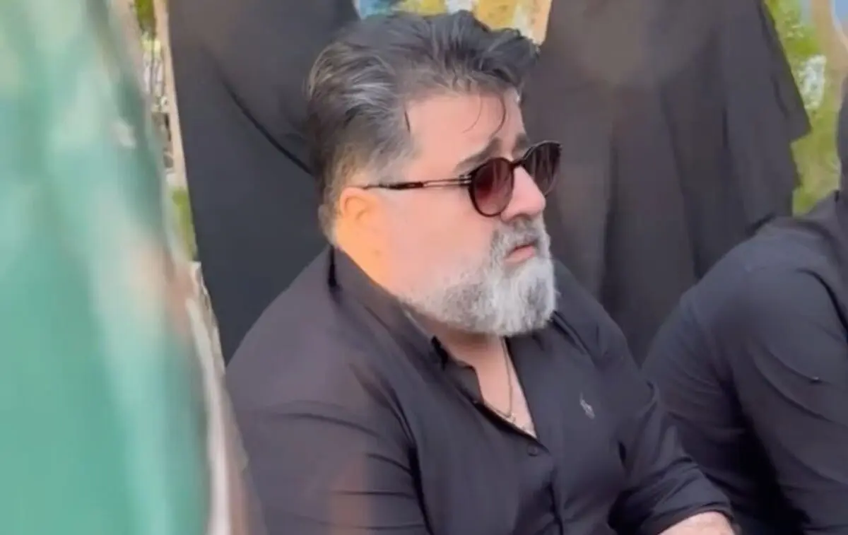 (ویدئو) آواز تلخ مهدی یغمایی بر مزار برادرش