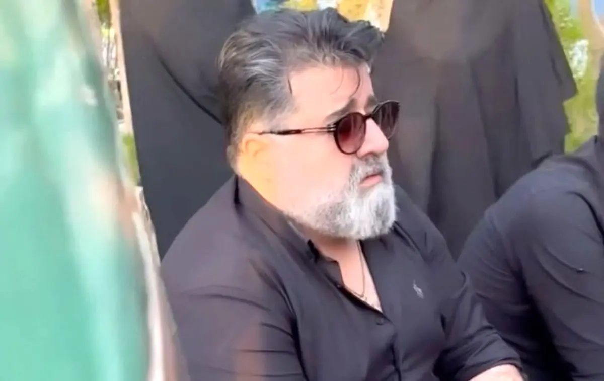 (ویدئو) آواز تلخ مهدی یغمایی بر مزار برادرش