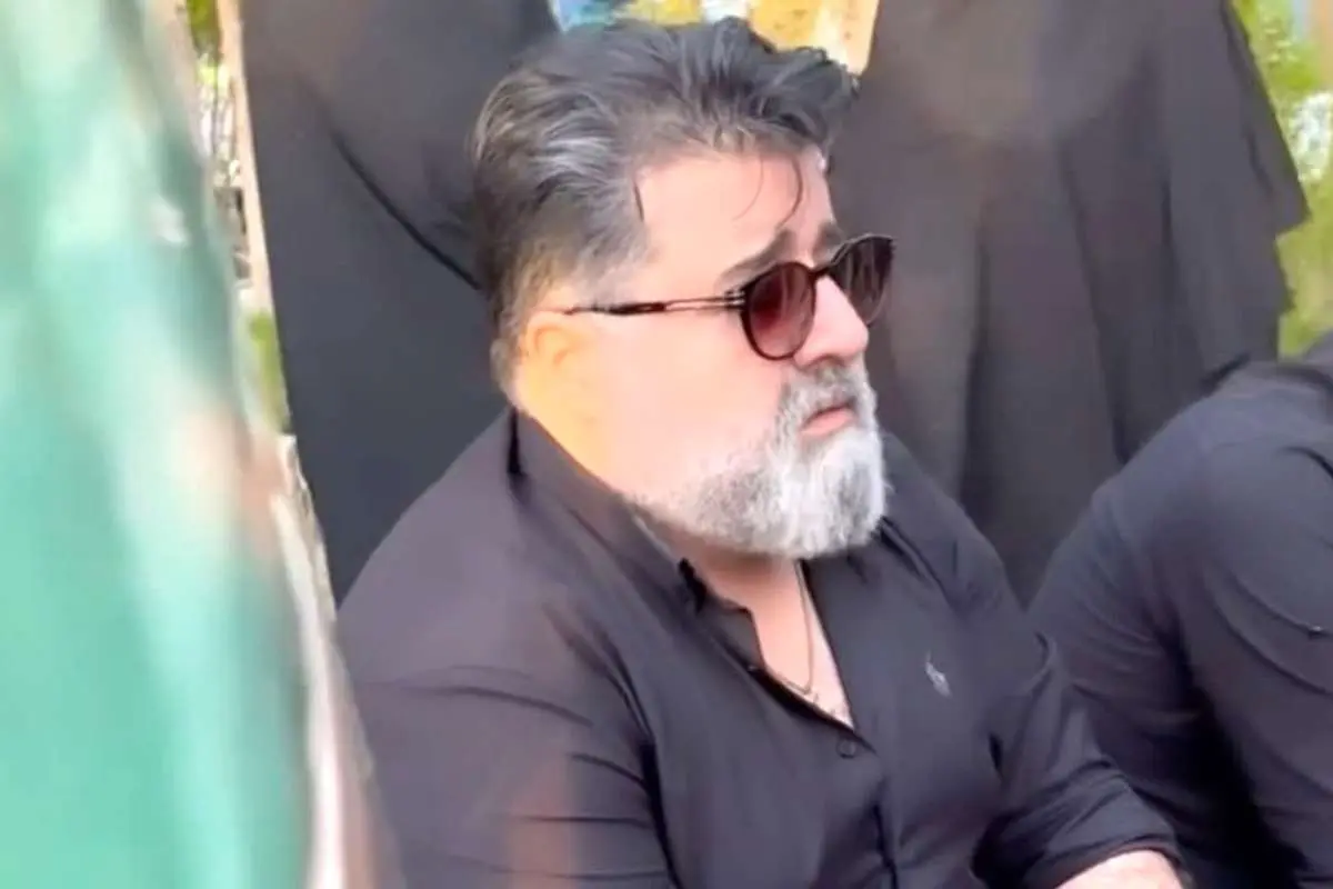(ویدئو) آواز تلخ مهدی یغمایی بر مزار برادرش
