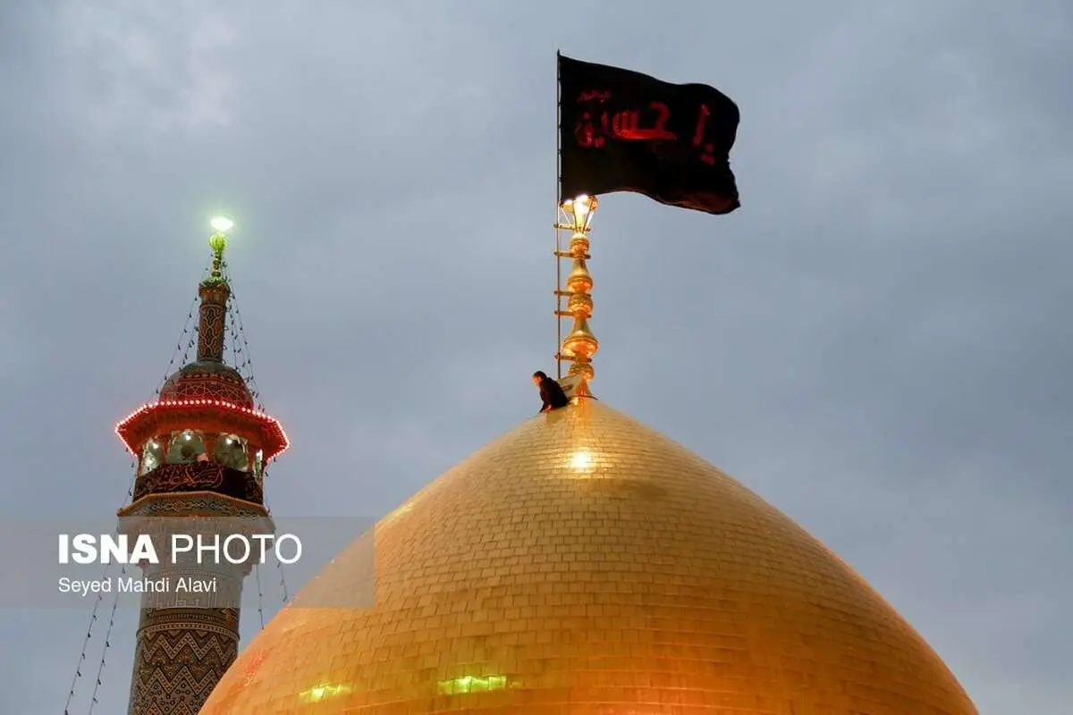 (تصاویر) آیین تعویض پرچم گنبد حرم حضرت معصومه(س)
