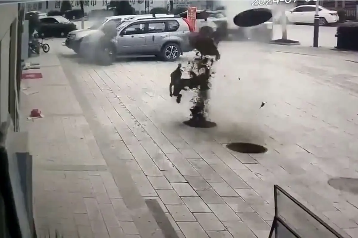 (ویدئو) پرت شدن کودک بازیگوش به هوا بر اثر انفجار فاضلاب