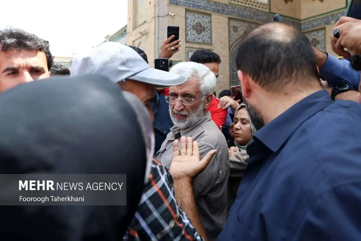 (تصاویر) حاشیههایی از حضور جلیلی در بازار؛ فضایی کاملاً مردانه