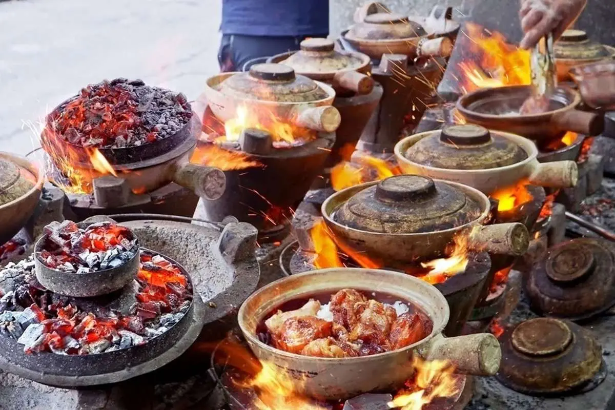 (ویدئو) غذای خیابانی در چین؛ پخت یک غذای متفاوت با مرغ، سوسیس و ماهی