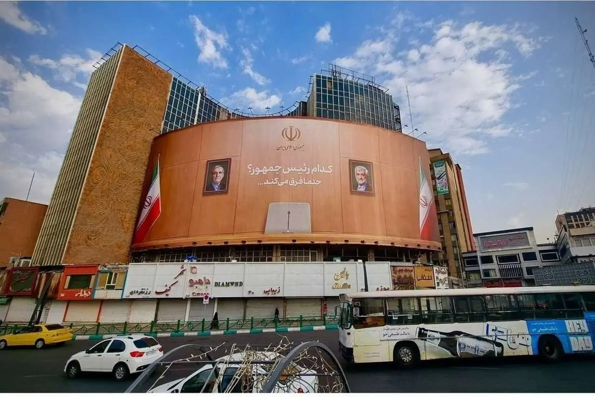 دیوارنگاره انتخاباتی میدان ولیعصر؛ کدام رئیس جمهور؟