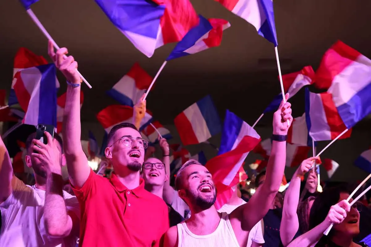 پیروزی چپ‌های فرانسه، شوک به لوپن و پارلمان بلاتکلیف