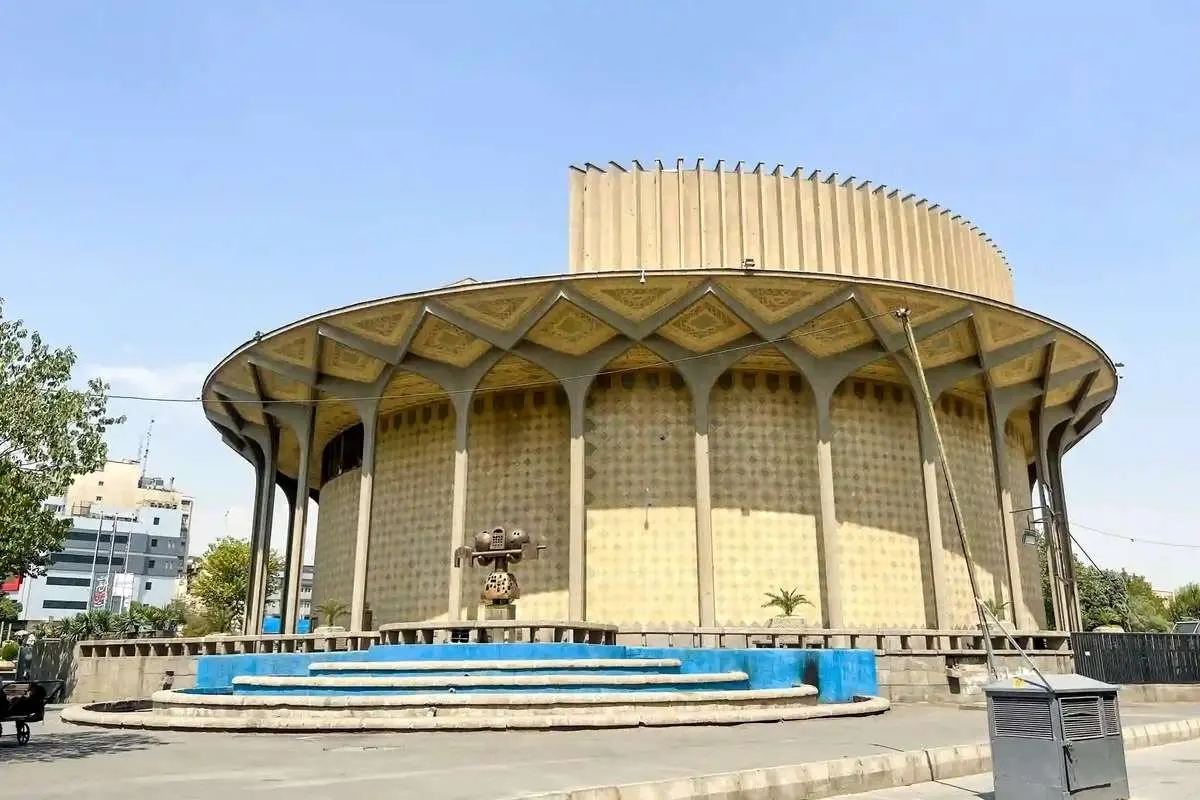 اداره تئاتر شهر را چه کسی برعهده گرفت؟