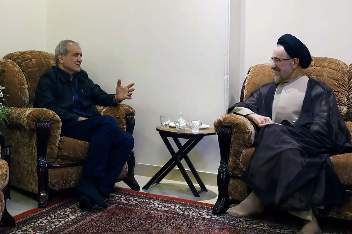 خانه پزشکیان مورد توجه کاربران توییتر؛ از مبل‌های قدیمی و کاپشن پزشکیان تا جوراب خاتمی