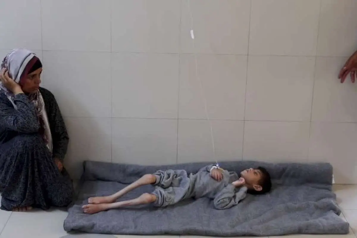 (ویدئو) کودک فلسطینی در مقابل چشمان مادرش در حال آب شدن است!