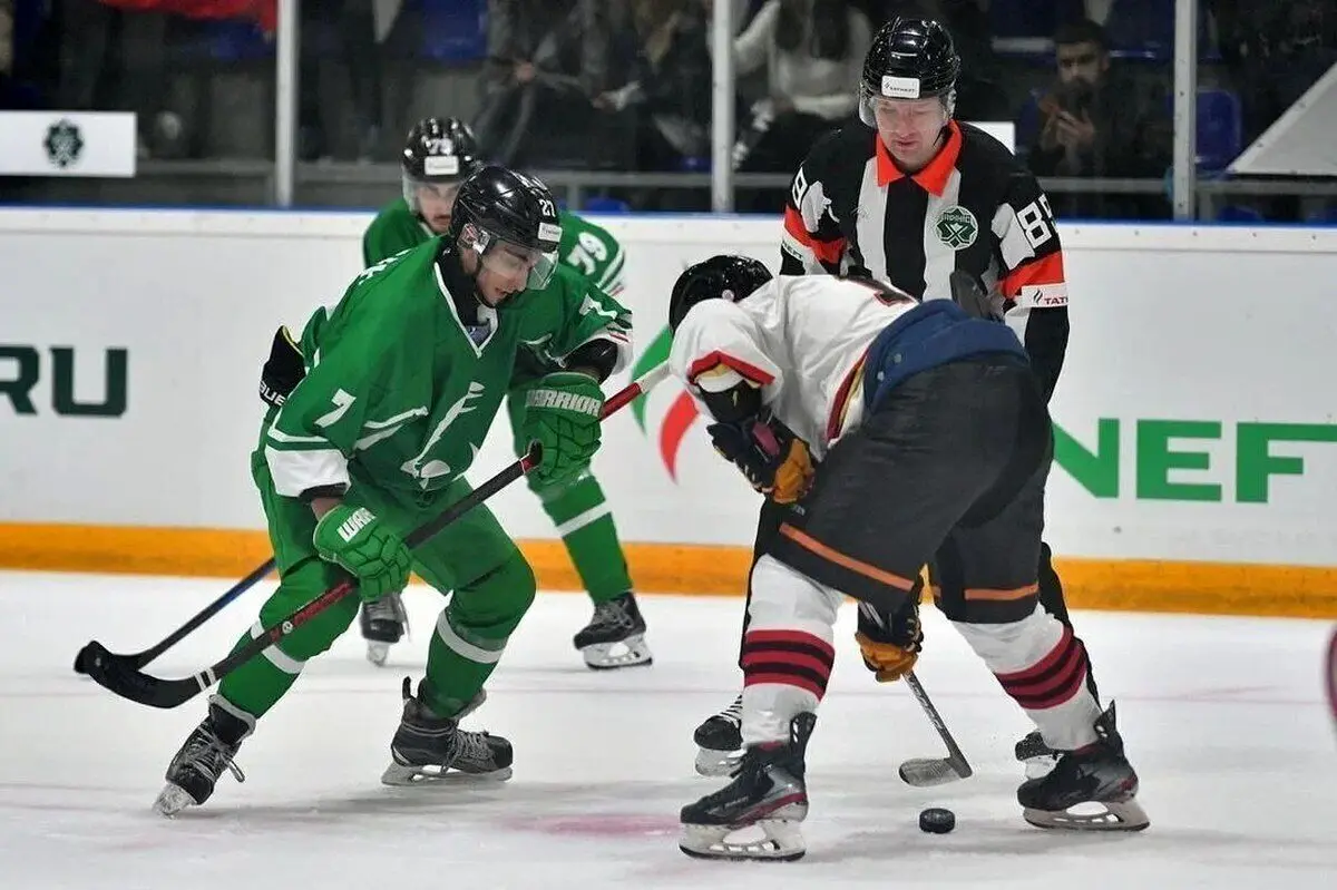 تیم ملی بزرگسالان هاکی روی یخ ایران پیروز رقابت مقابل جوانان ایران شد