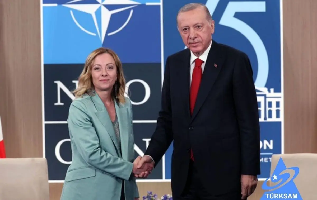 (ویدئو) نگاه تحسین‌آمیز ملونی به اردوغان سوژه شد