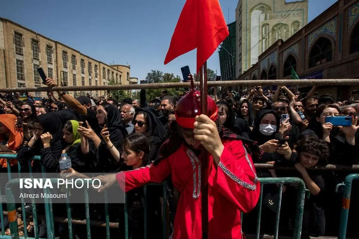 (تصاویر) خیمه سوزان ظهر عاشورا در چهارراه گلوبندک تهران