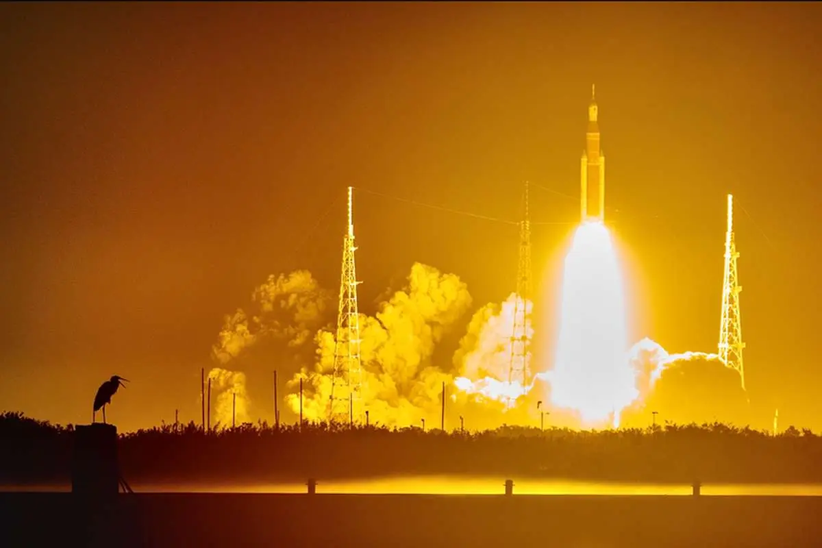 موشک غول پیکر ناسا از آشیانه بیرون آمد