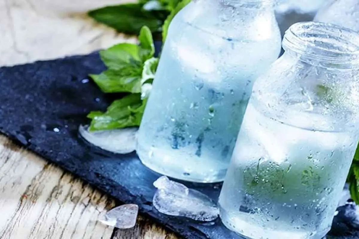 مضرات نوشیدن آب سرد در تابستان