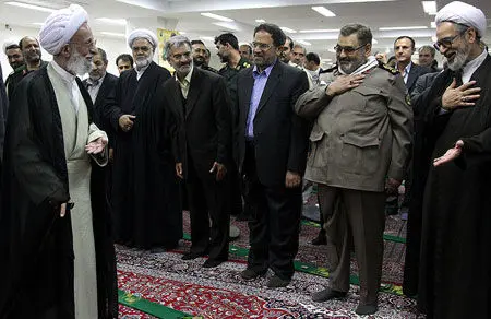 عکس> تقدیر سردار فیروزآبادی از آیت الله مصباح