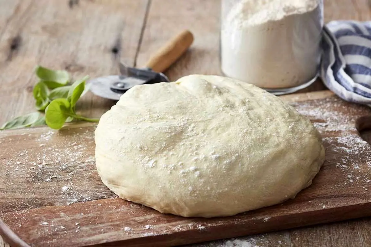 طرز تهیه یک مدل خمیر همهکاره برای درست کردن انواع پیتزا و پیراشکی