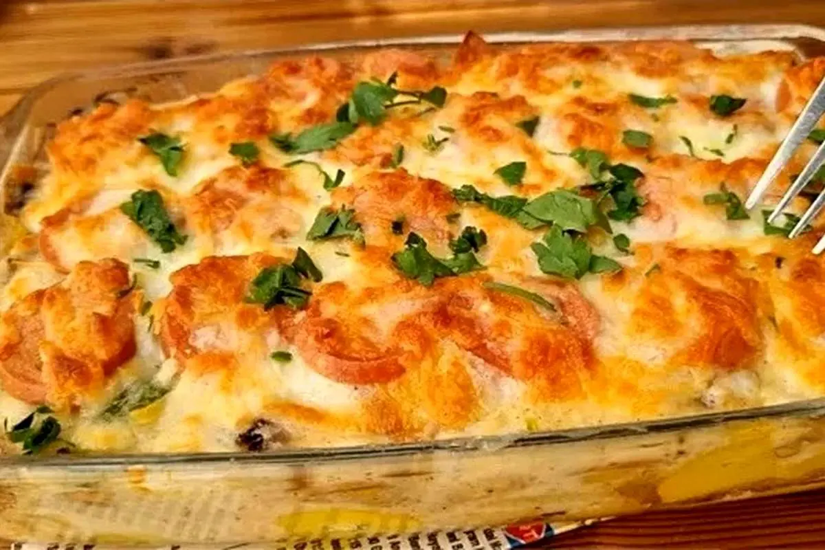 (ویدئو) پخت یک غذای ساده با سیب زمینی، قارچ و سوسیس