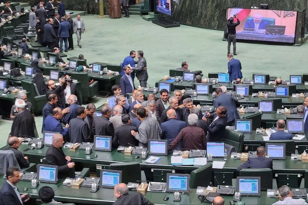 حواشی خداحافظی پزشکیان از خانه ملت؛ چند سلفی یادگاری بدون کت بهاری