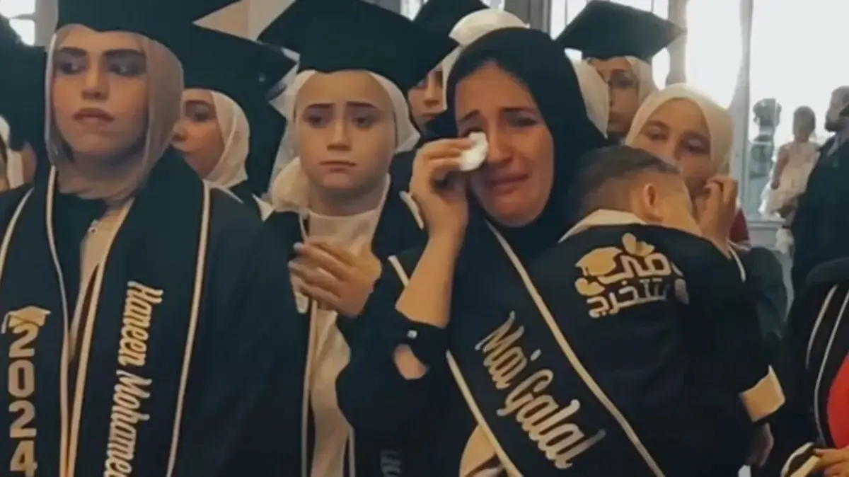 (ویدئو) دریافت گواهی فارغ التحصیلی مادر فوت شده توسط نوزادش