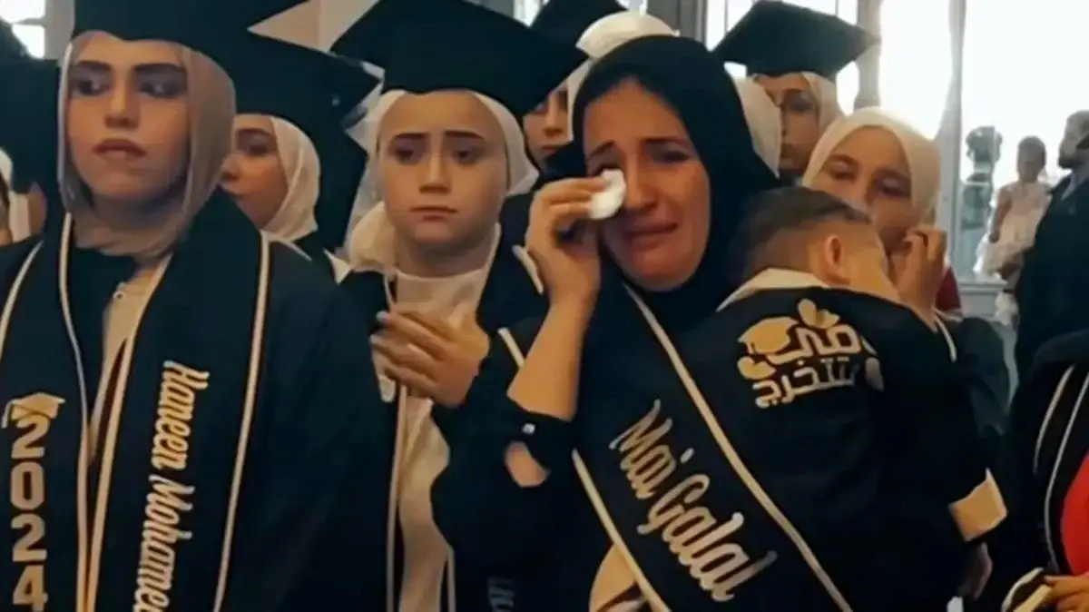 (ویدئو) دریافت گواهی فارغ التحصیلی مادر فوت شده توسط نوزادش