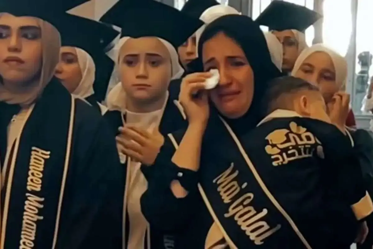 (ویدئو) دریافت گواهی فارغ التحصیلی مادر فوت شده توسط نوزادش